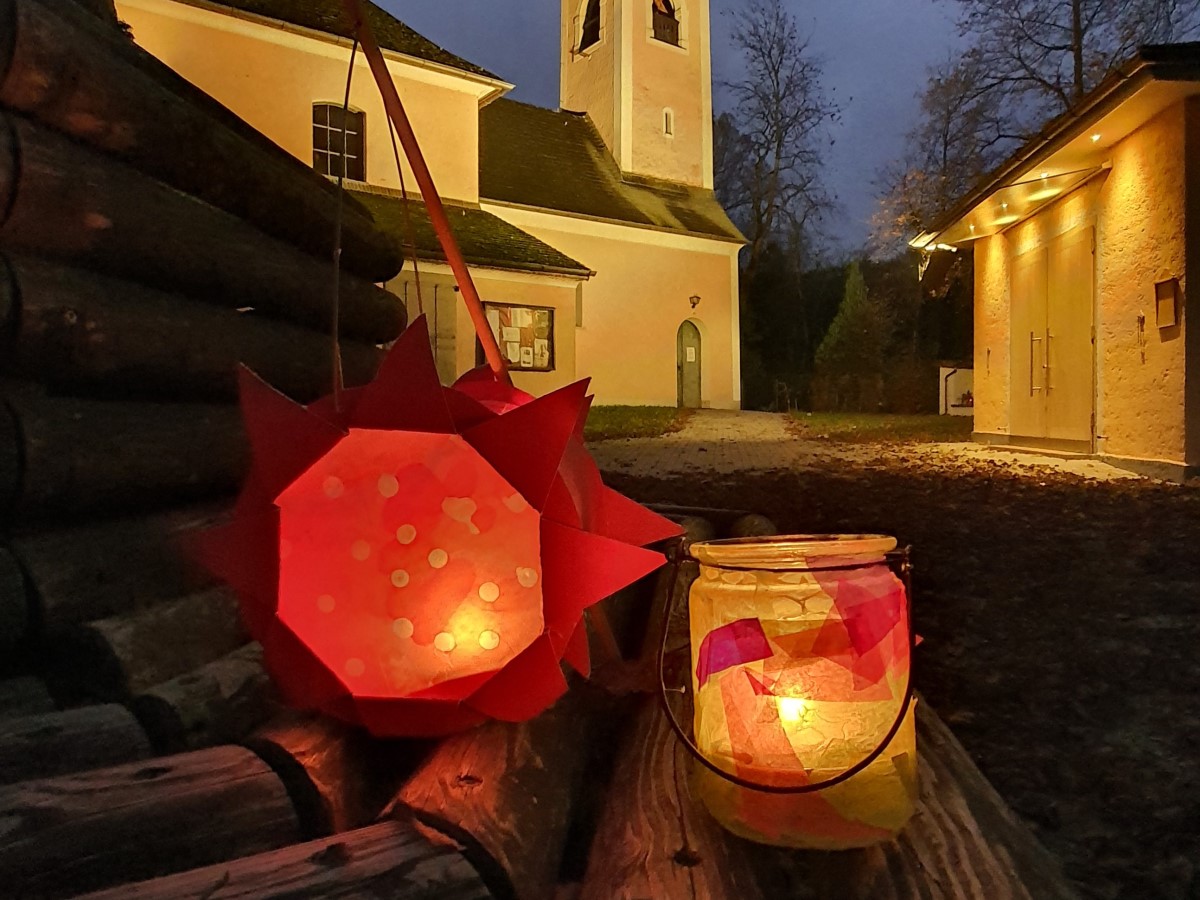 Laternen vor der Wallfahrtskirche © TVB Puch - Gerber